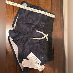 Vuori Women's Camo Shorts - Black and Gray